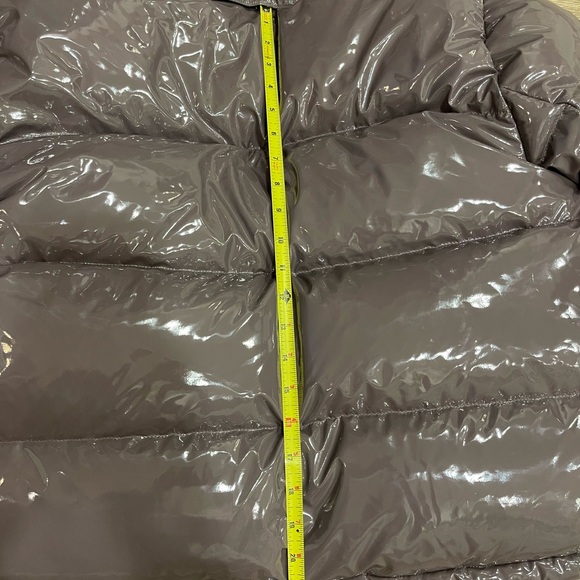 Aritzia The Super Puff Plum Lacquer Shorty.
Water repellent and wind proof. SZ S - Picture 7 of 8